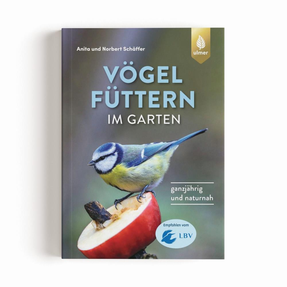 Vögel füttern im Garten